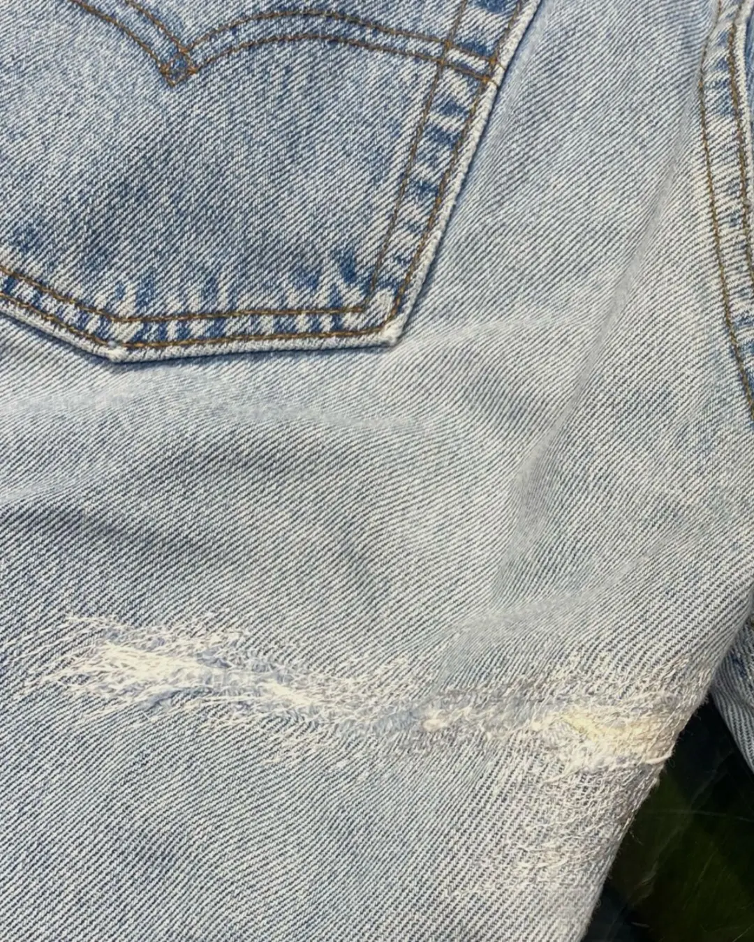 Naprawiony denim z metką answear x intu