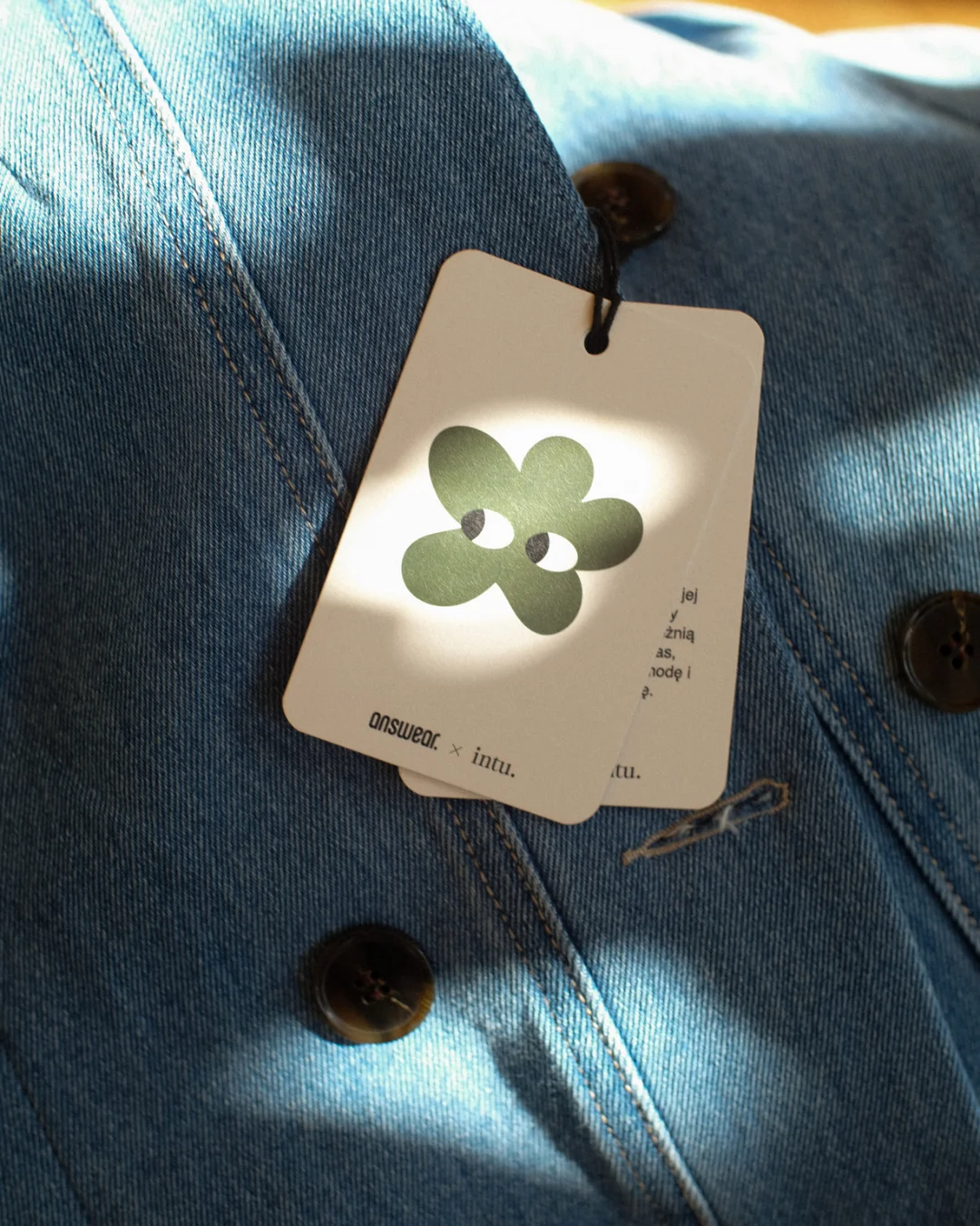 Naprawiony denim z metką answear x intu